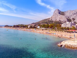 Riesiger Sandstrand in Omiš mit vielen Wasserattraktion