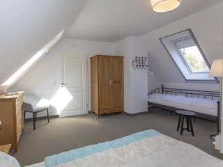 bedroom with additional daybed