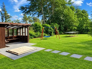 Garten mit Schaukel und Tischtennisplatte