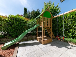 Spielturm mit Rutsche, Schaukel und Sandkasten