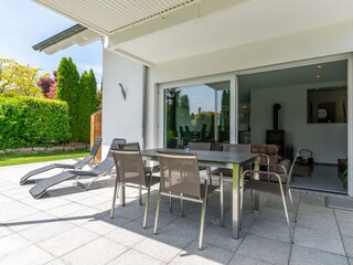 Terrasse mit überdachter Logia