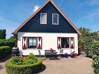 Vorderansicht mit Parkplatz