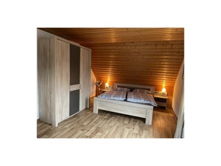 Großes Schlafzimmer mit schönem Doppelbett