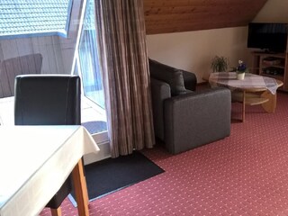 Gemütlicher Wohnbereich mit Balkon