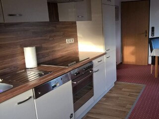 Voll ausgestattete Küche mit u.a. einem Geschirrspüler