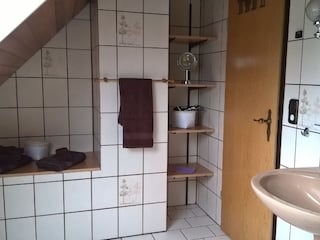 Ansicht 2 vom großzügigen Badezimmer