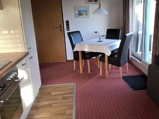 Essbereich mit Zugang zum Balkon