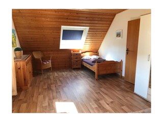 Großes Schlafzimmer mit Zustellbett