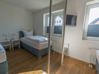 Zweites Schlafzimmer mit TV