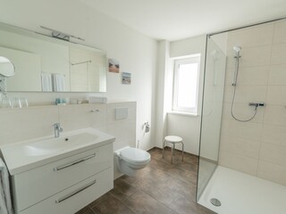Geräumiges Tageslichtbad mit bodengleicher Dusche