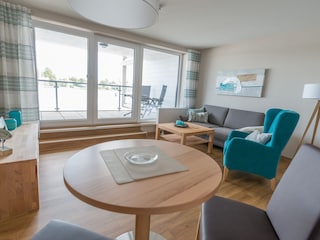 Wohnraum mit Essecke und Blick auf die Schlei