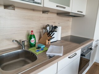 Küchenzeile mit hochwertigen Geräten und Geschirr