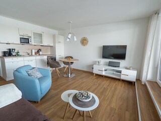 Wohnraum mit Essplatz und Küchenzeile