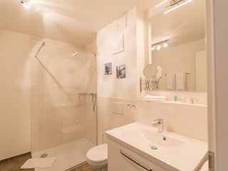 Bad mit bodengleicher Dusche