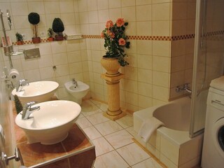 Bad mit Doppelwaschbecken und Waschmaschine