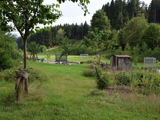 Spielplatz mit Hasenhäuschen
