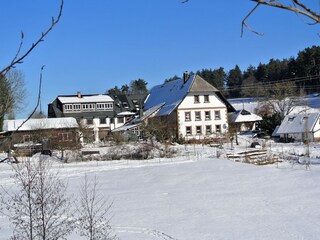 Hof im Winter Jan-März