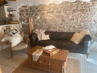 Wohnecke mit restauriertem Sofa (so alt wie die Wand)