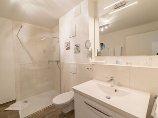 Geräumiges Bad mit bodengleicher Dusche