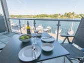 Geschützter Balkon mit Blick auf den Gastliegerhafen