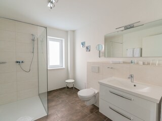 Tageslichtbad mit bodengleicher Dusche