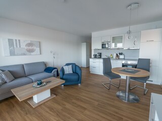 Wohnraum mit Essplatz und Küchenzeile