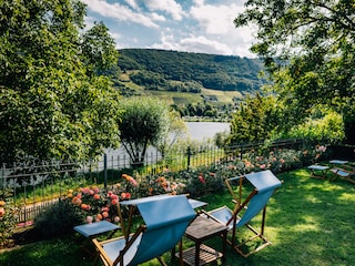 Parkanlage mit Blick auf den Fluss