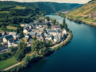 Ferienunterkünfte direkt am Fluss umgeben vonWeinbergen