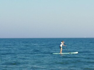 Stand-Up-Paddle am Naturstrand