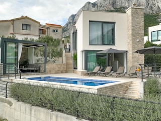 Villa Oscar mit Pool und überdachtem Whirlpool