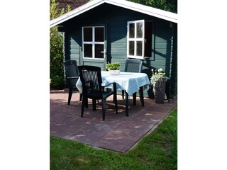 Gartenhaus mit Grillplatz