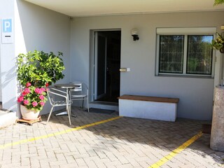 Eingang und Parkplatz