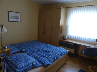 Schlafzimmer mit Schreibtisch