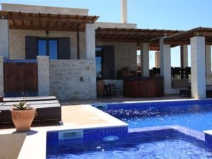 Villa Pegasus van natuursteen met een adembenemend panoramisch uitzicht