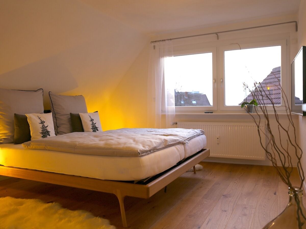 Schlafzimmer mit Doppelbett und Flat TV
