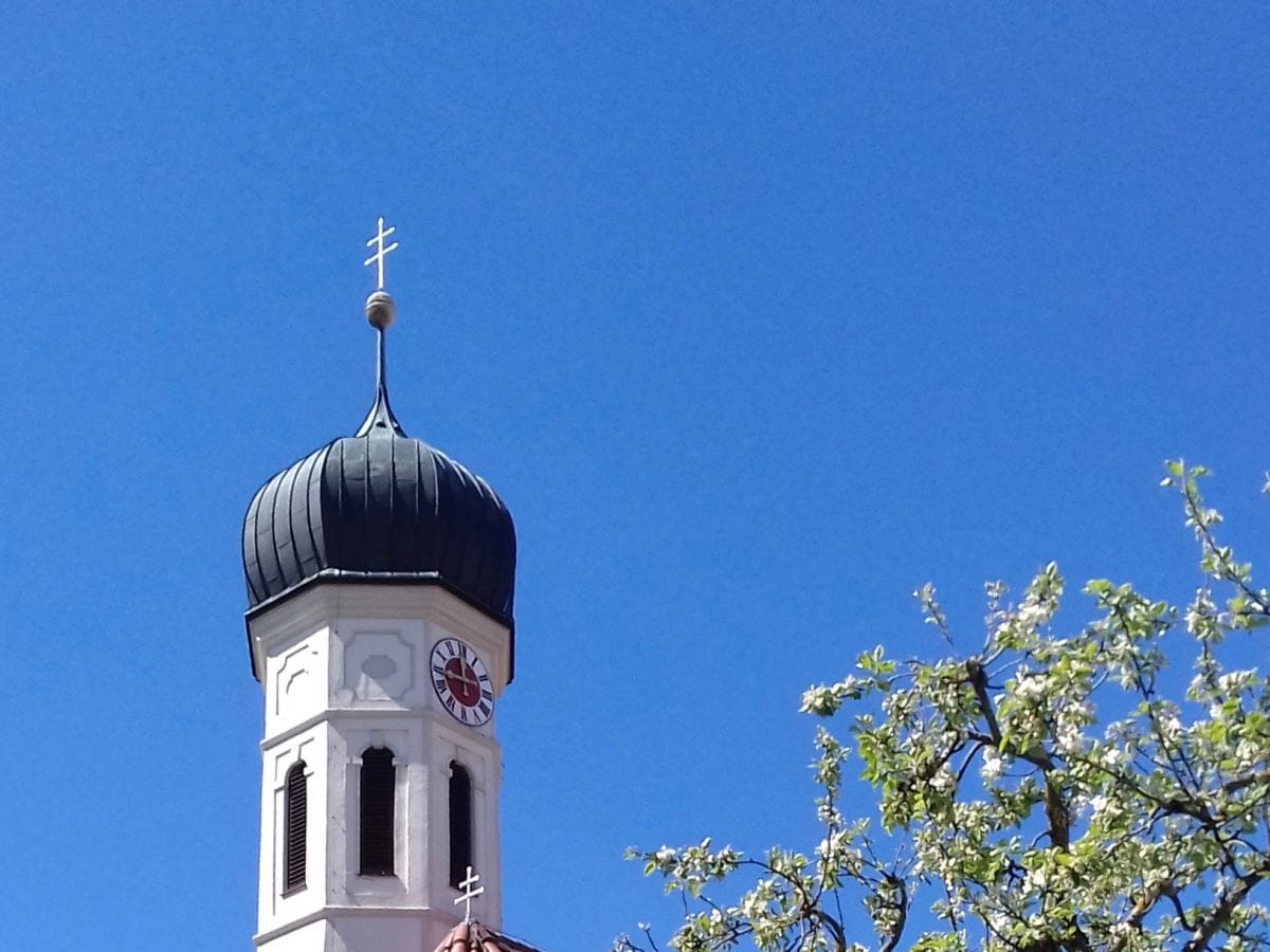 Zwiebelturm und bayerischer Himmel