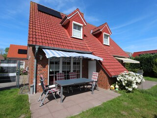 Garten mit Zugang über das Wohnzimmer / den Parkplatz