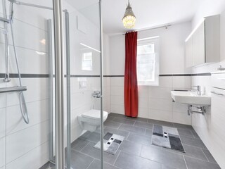 großes Bad mit Dusche