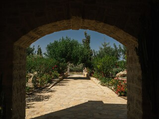 Villa Xenophon: Blick vom Eingang in den Garten