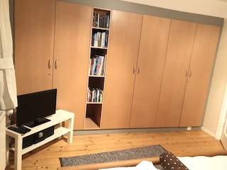 Schlafzimmer mit großem Einbau-Kleiderschrank