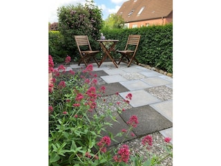 Kleiner Sitzplatz vor dem Haus