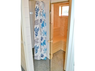 Dusche und Sauna im Nebengebäude