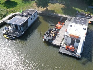 2 houseboaten