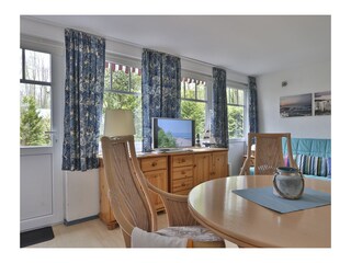 Esstisch mit Blick in den Garten