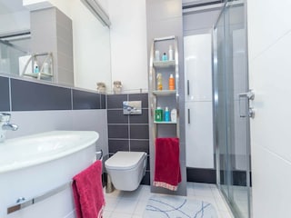 Badezimmer mit Duschkabine