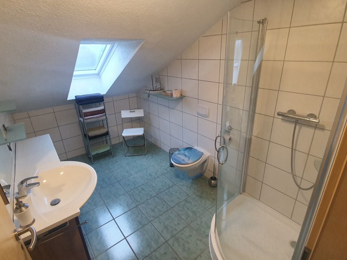 2 Bäder,2 Duschen und eine Badewanne