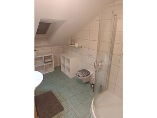 oberes Bad mit WC und Dusche