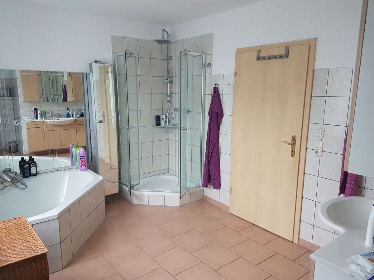 großes Bad in der unteren Etage mit Badewanne / Dusche