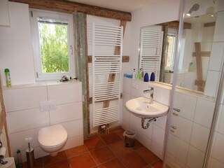 Badezimmer mit Dusche zu Zimmer 1 und 2