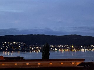 Blick von Dachterrasse auf Ludwigshafen bei Nacht